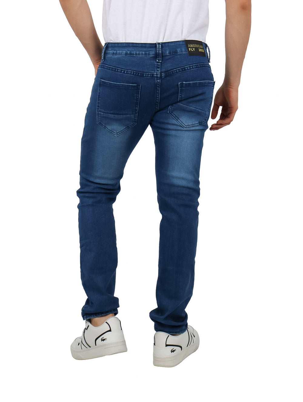 Pantalones jeans azul oscuro con detalles desgastados y corte ajustado.