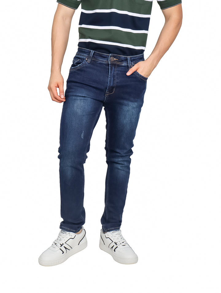 Hombre vistiendo pantalones jeans skinny fit en color indigo con efecto deslavado.