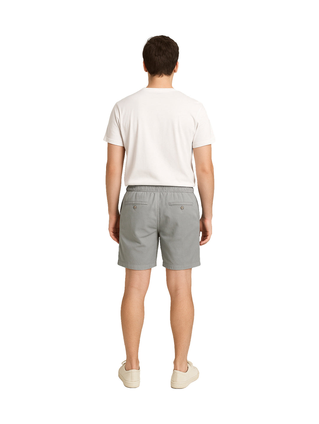 Hombre vistiendo bermudas color gris claro con cintura elástica y cordón.