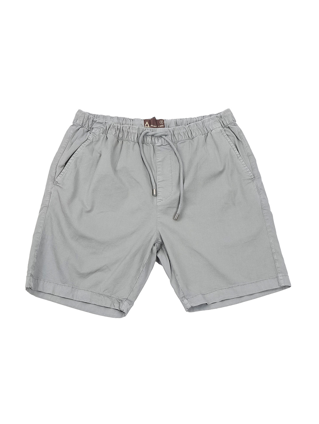 Hombre vistiendo bermudas color gris claro con cintura elástica y cordón.