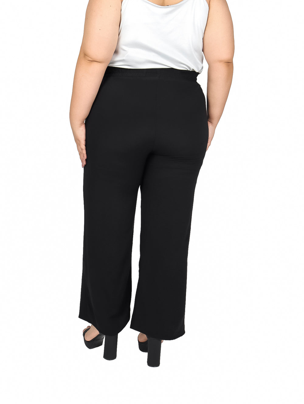 Pantalón negro de pierna ancha con cintura elástica para maternidad.