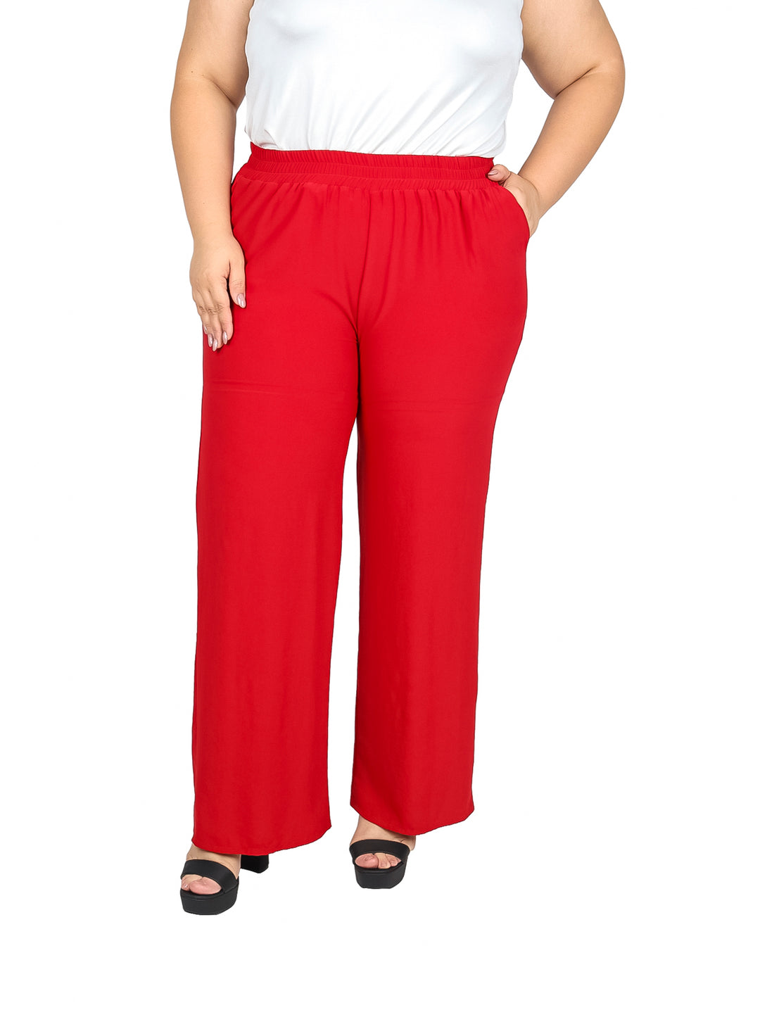Mujer vistiendo pantalón rojo de pierna ancha con cintura elástica.