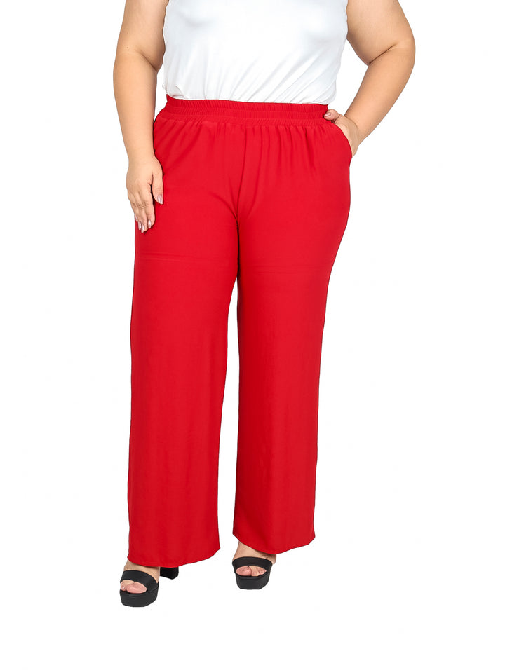 Mujer vistiendo pantalón rojo de pierna ancha con cintura elástica.