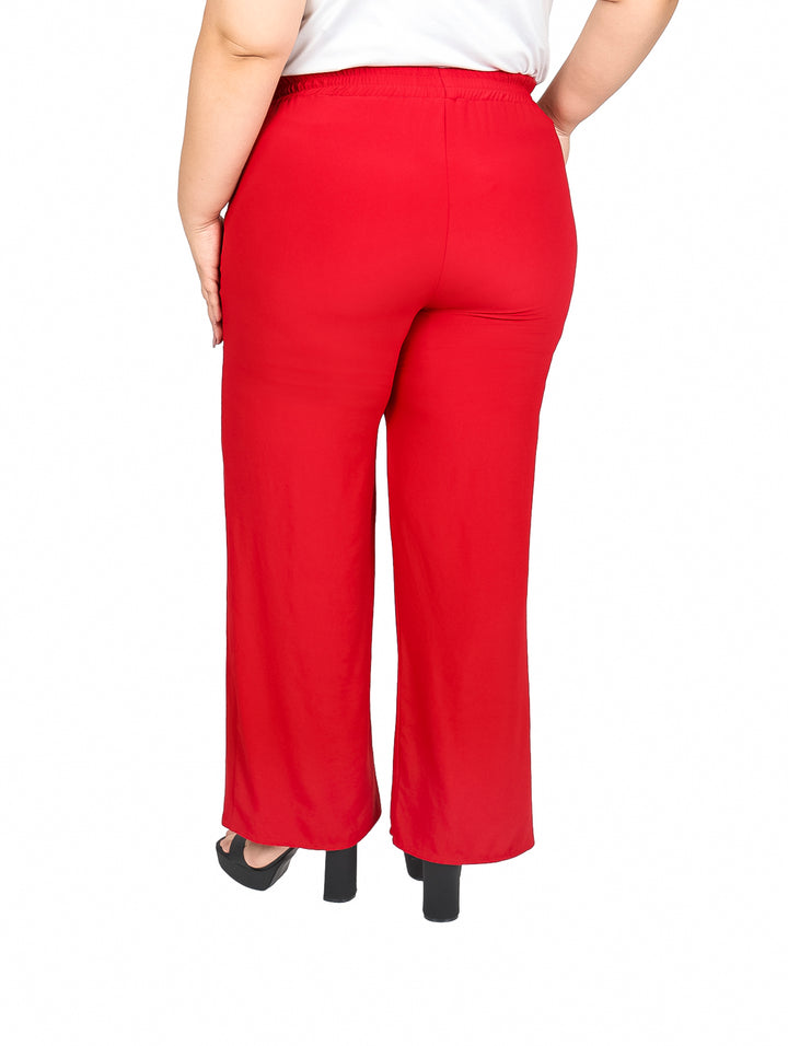 Mujer vistiendo pantalón rojo de pierna ancha con cintura elástica.