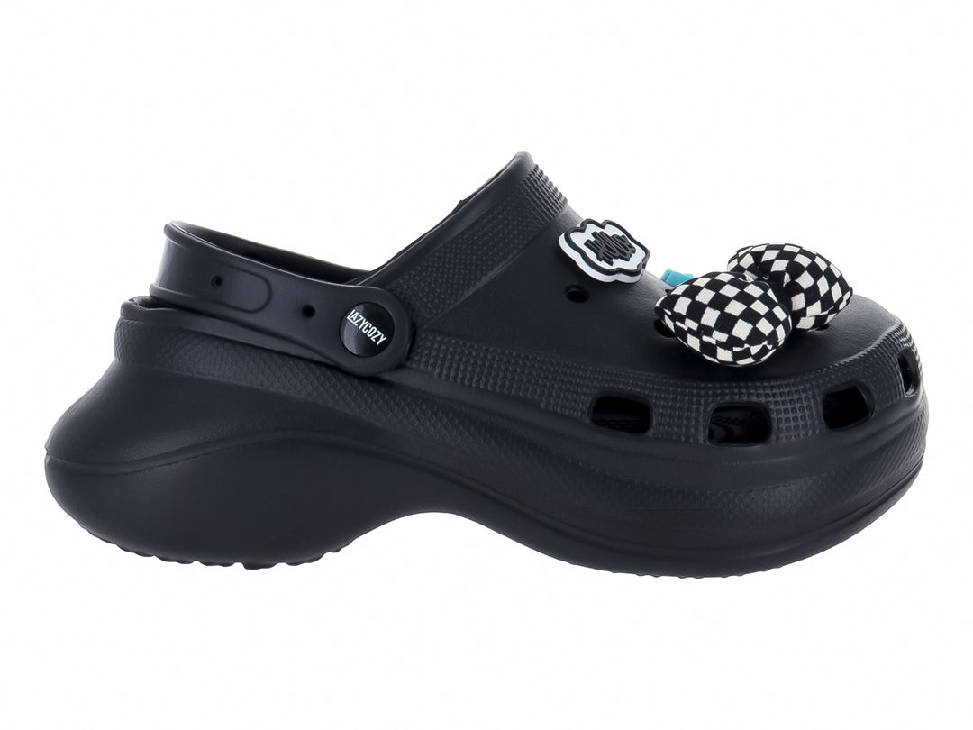 Zueco negro LAZYCOZY con adornos decorativos en blanco y negro.