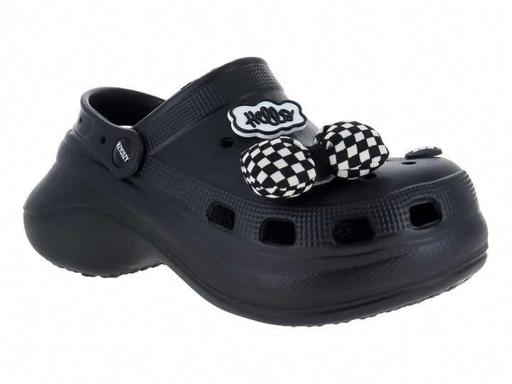 Zueco negro LAZYCOZY con adornos decorativos en blanco y negro.
