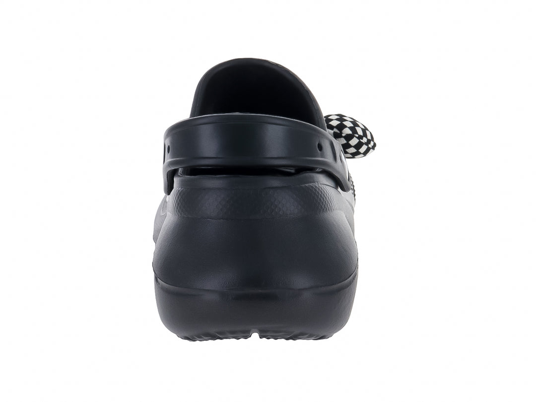 Zueco negro LAZYCOZY con adornos decorativos en blanco y negro.