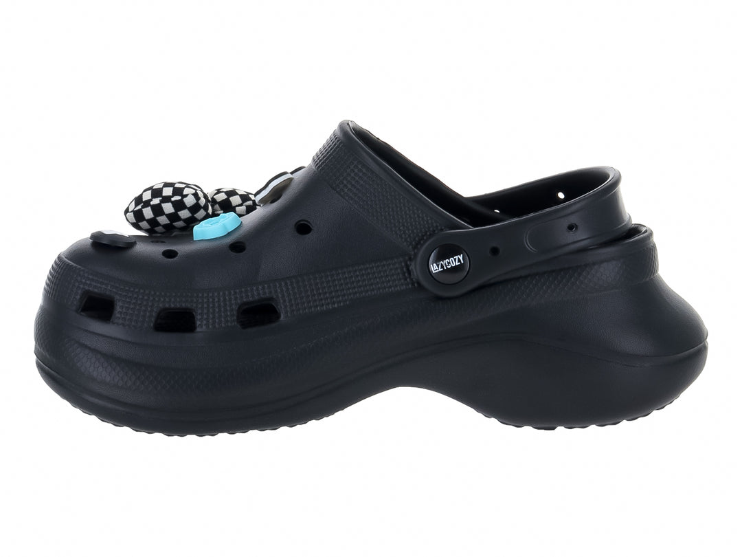 Zueco negro LAZYCOZY con adornos decorativos en blanco y negro.