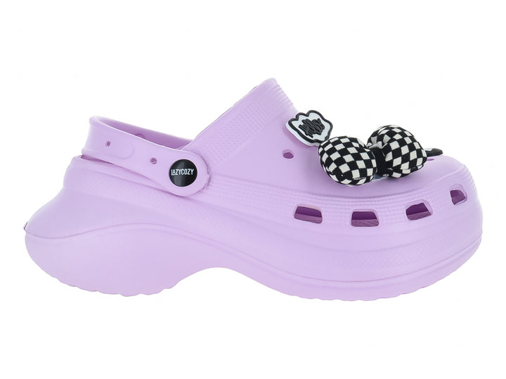 Zueco morado de plataforma con adornos de moños a cuadros blancos y negros.