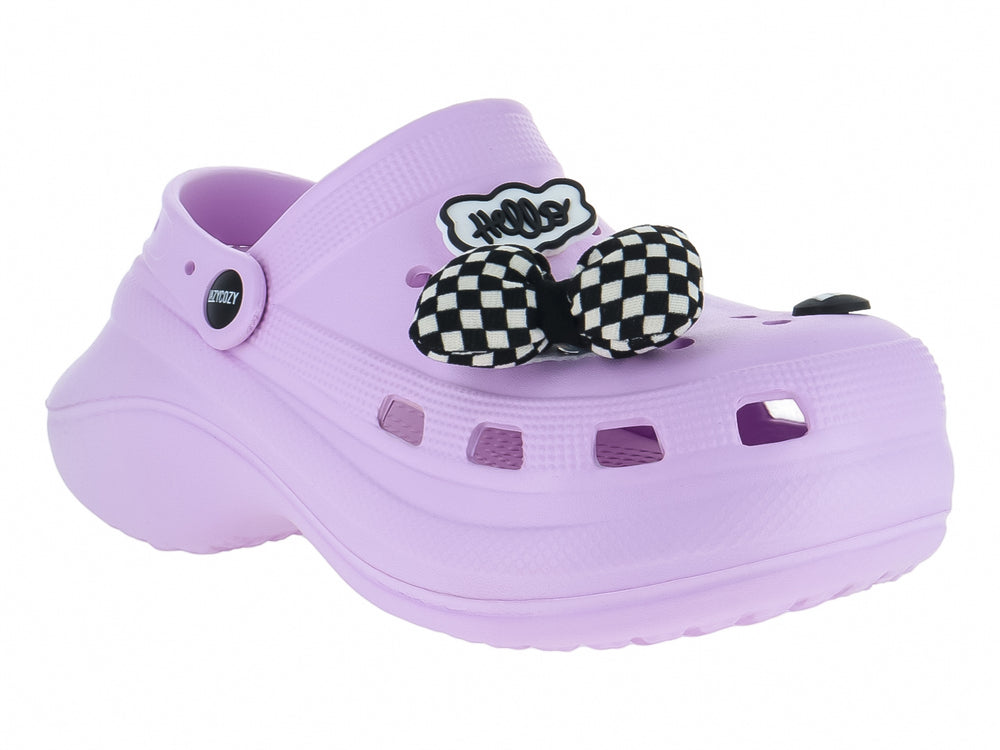 Zueco morado de plataforma con adornos de moños a cuadros blancos y negros.