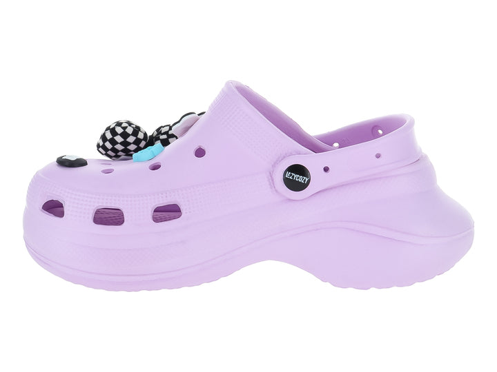 Zueco morado de plataforma con adornos de moños a cuadros blancos y negros.