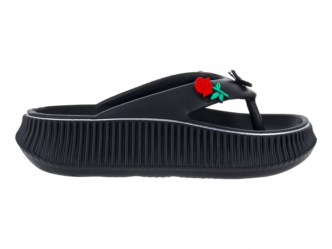 Sandalia de plataforma color negro con detalle de rosa roja en la tira.
