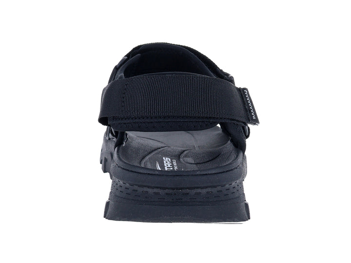 Sandalias gladiator STARS color negro con suela gruesa y correas ajustables.