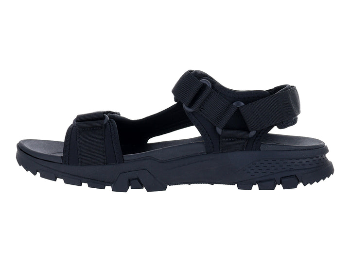 Sandalias gladiator STARS color negro con suela gruesa y correas ajustables.