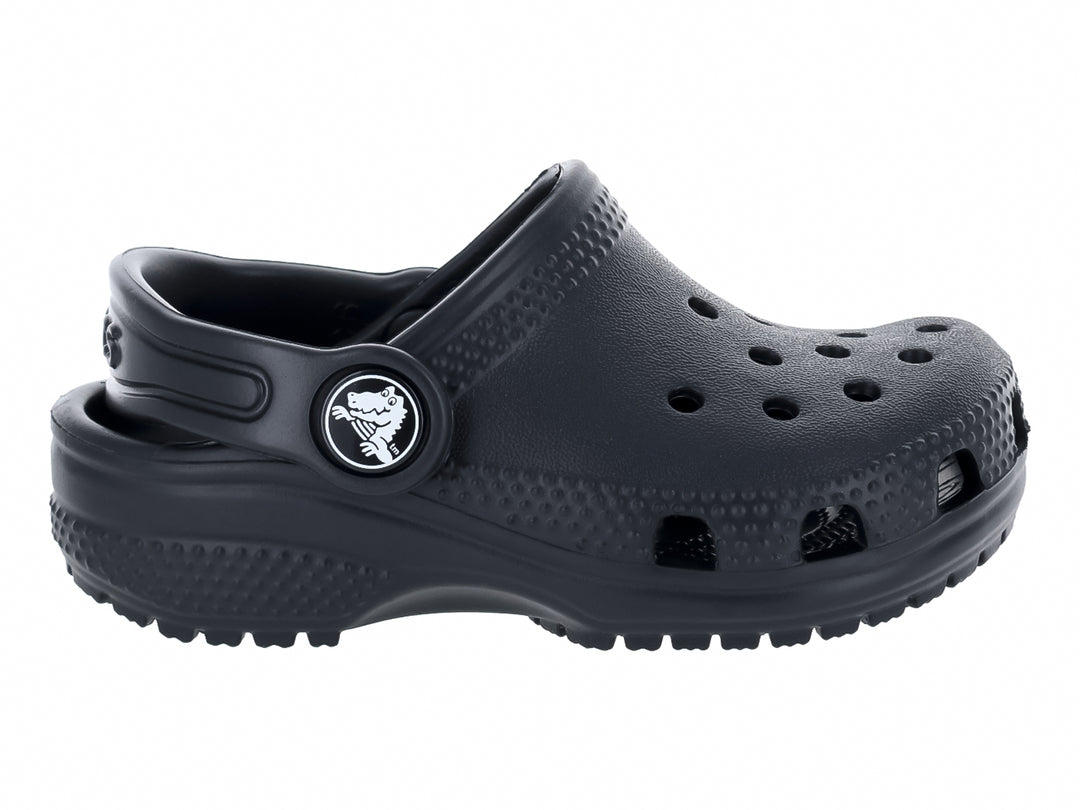 Zueco clásico Crocs para niño en color negro con correa ajustable y orificios de ventilación.