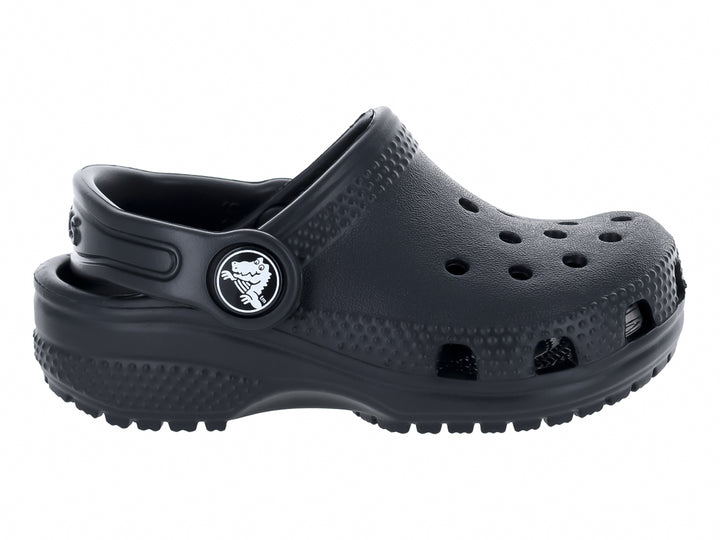 Zueco clásico Crocs para niño en color negro con correa ajustable y orificios de ventilación.
