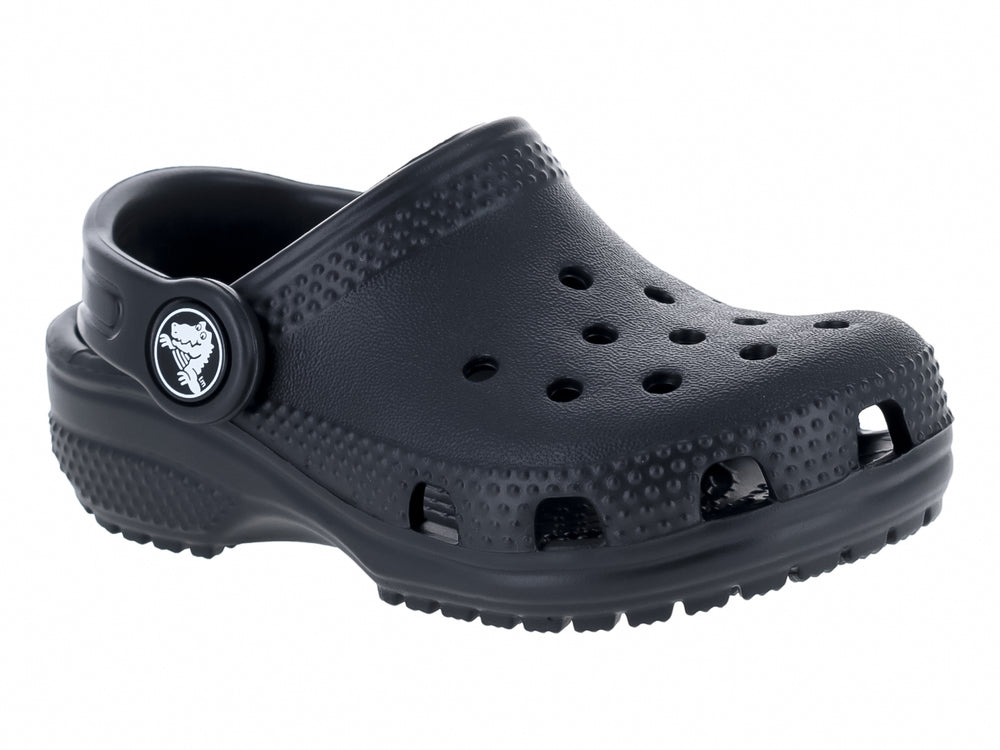 Zueco clásico Crocs para niño en color negro con correa ajustable y orificios de ventilación.