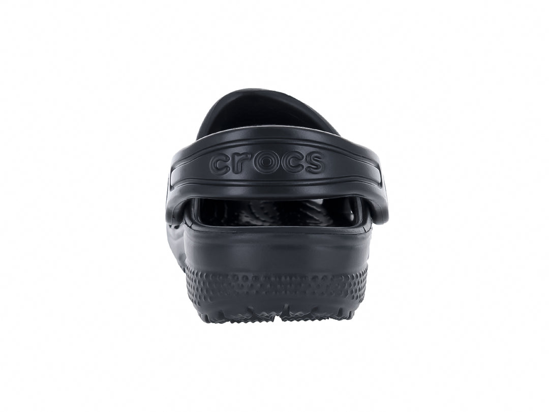 Zueco clásico Crocs para niño en color negro con correa ajustable y orificios de ventilación.