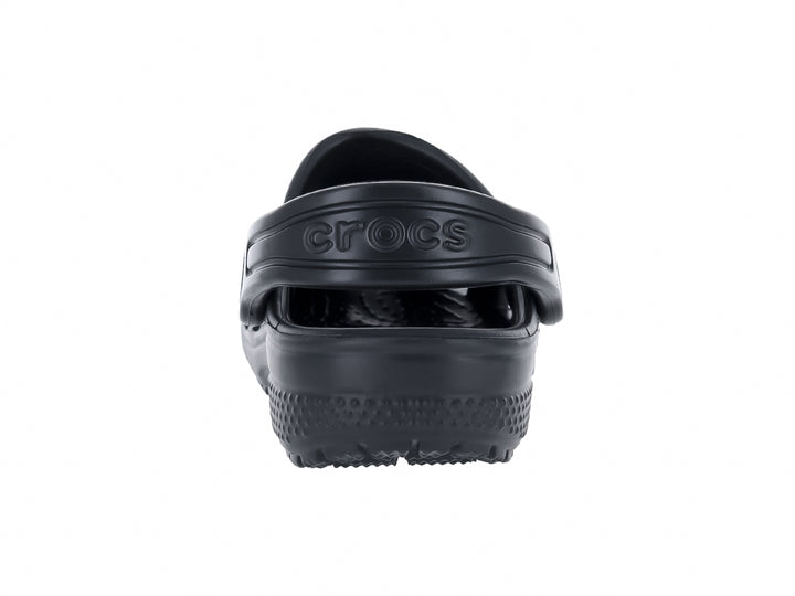 Zueco clásico Crocs para niño en color negro con correa ajustable y orificios de ventilación.