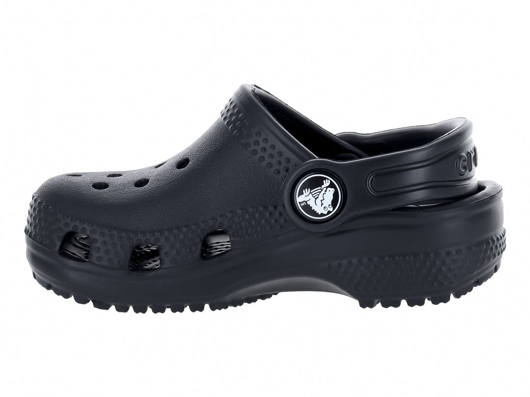 Zueco clásico Crocs para niño en color negro con correa ajustable y orificios de ventilación.