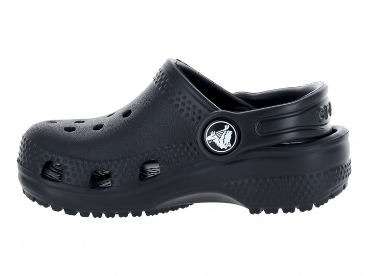 Zueco clásico Crocs para niño en color negro con correa ajustable y orificios de ventilación.