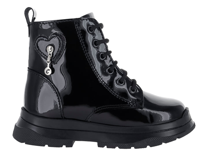 Bota negra de charol con agujetas y detalle de corazón en el costado.