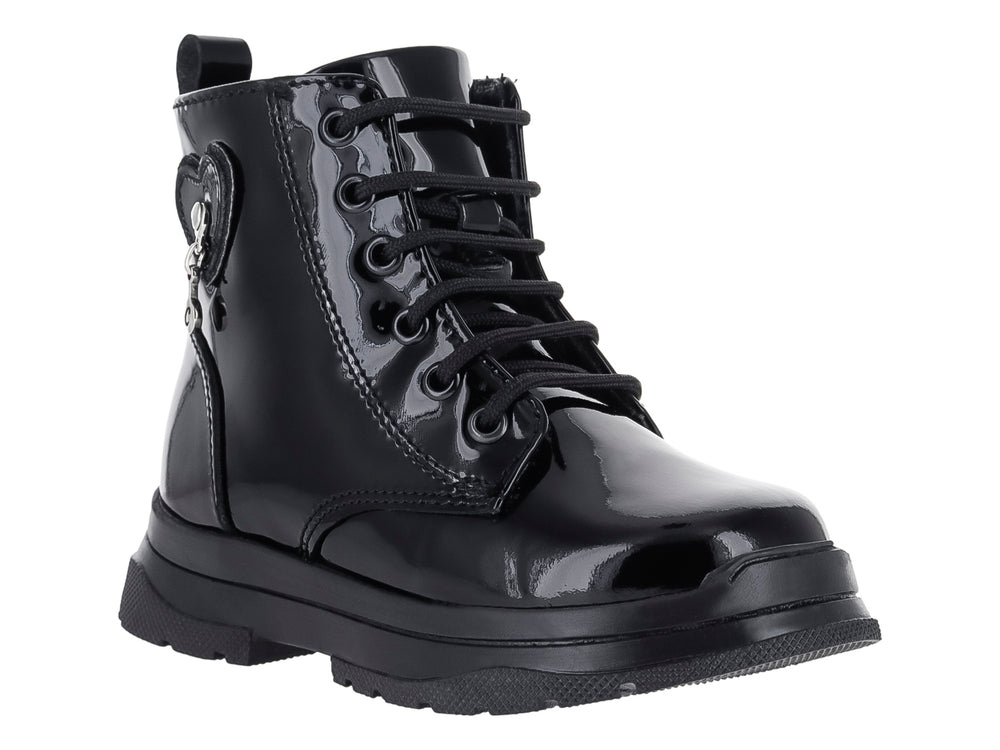 Bota negra de charol con agujetas y detalle de corazón en el costado.