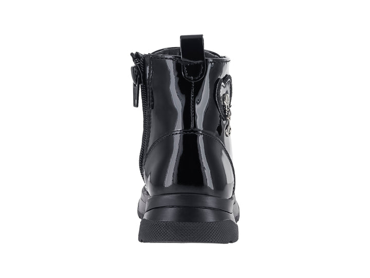 Bota negra de charol con agujetas y detalle de corazón en el costado.