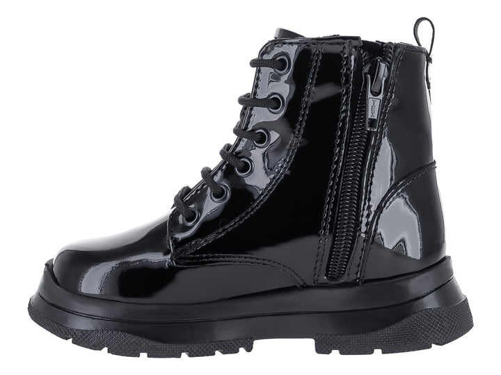 Bota negra de charol con agujetas y detalle de corazón en el costado.