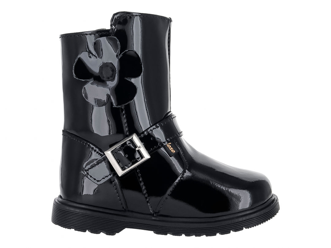 Bota de charol negro para Niña con detalle de flor y hebilla plateada.