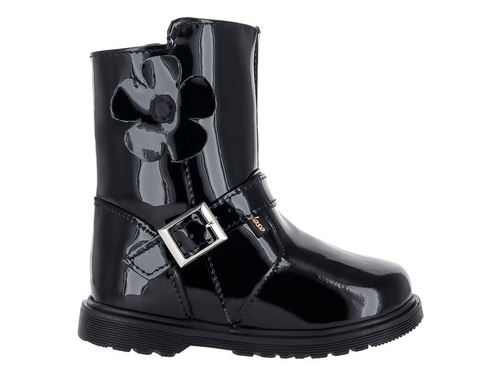 Bota de charol negro para Niña con detalle de flor y hebilla plateada.