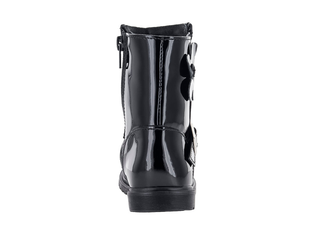 Bota de charol negro para Niña con detalle de flor y hebilla plateada.