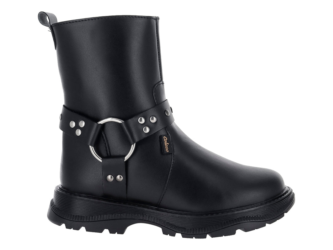 Bota negra de caña media con correa decorativa de aro metálico y estoperoles, suela gruesa.