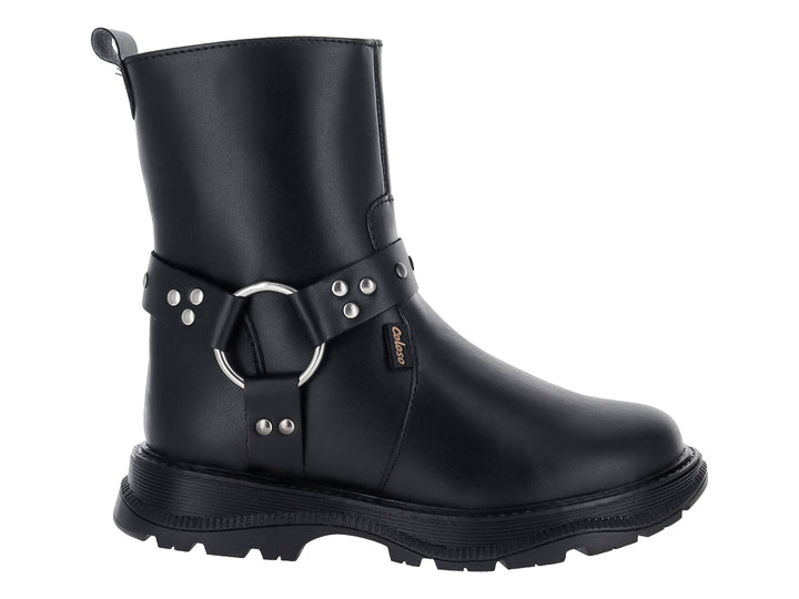 Bota negra de caña media con correa decorativa de aro metálico y estoperoles, suela gruesa.