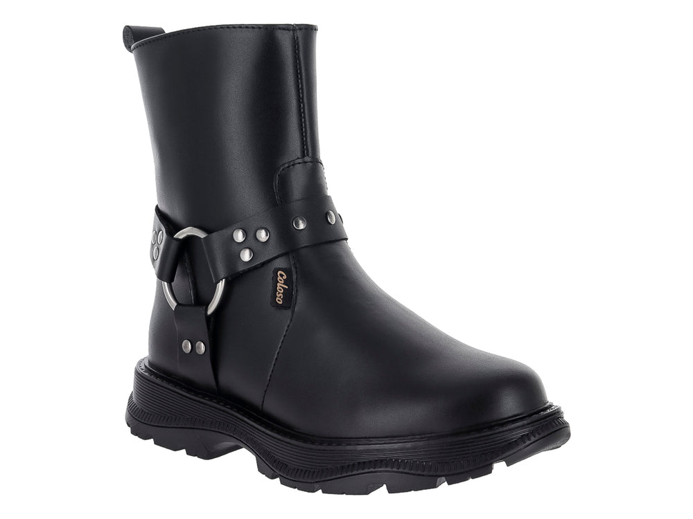Bota negra de caña media con correa decorativa de aro metálico y estoperoles, suela gruesa.