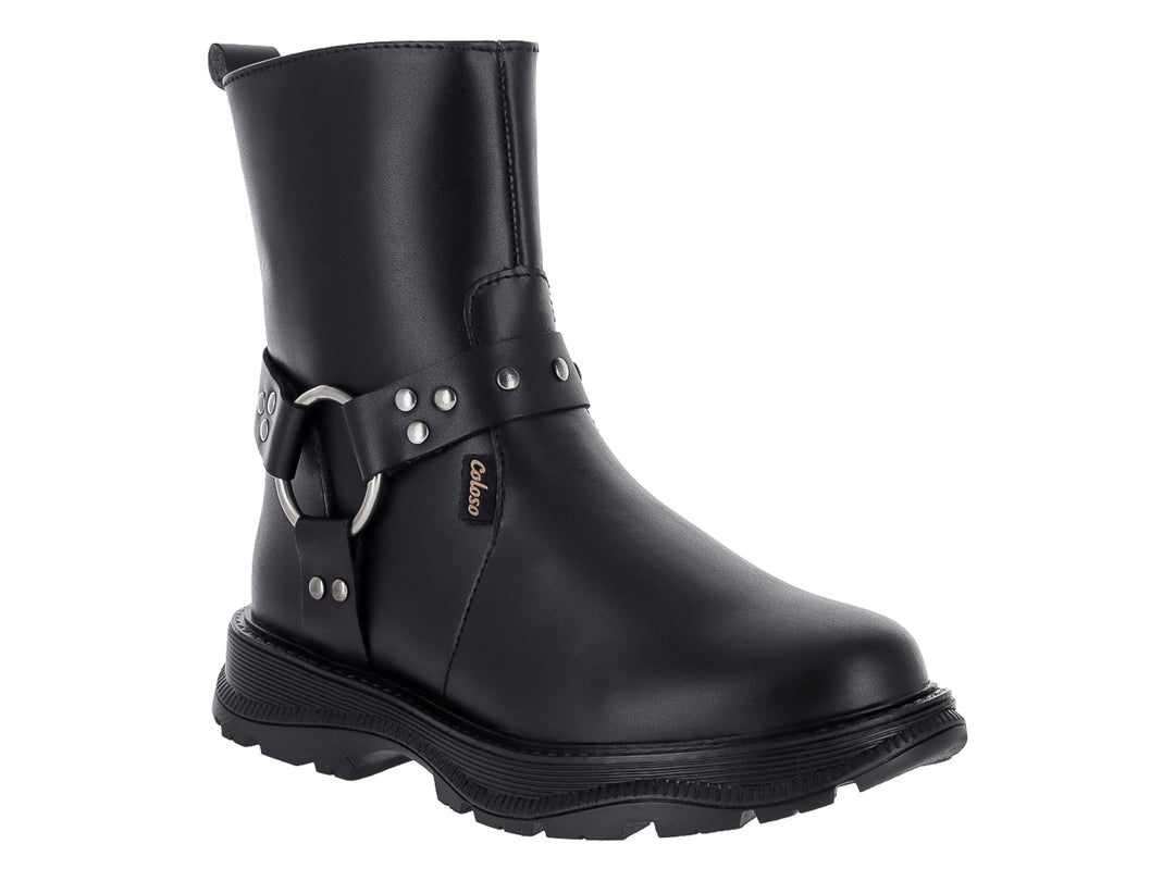 Bota negra de caña media con correa decorativa de aro metálico y estoperoles, suela gruesa.