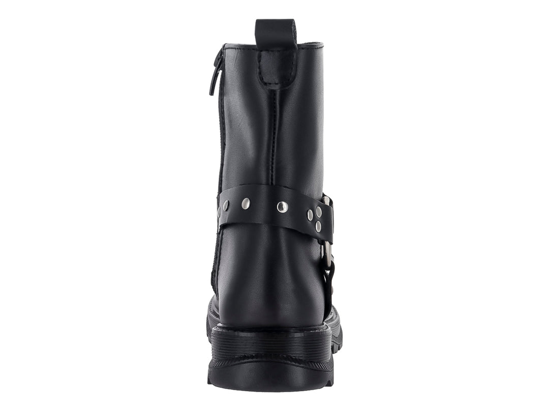 Bota negra de caña media con correa decorativa de aro metálico y estoperoles, suela gruesa.