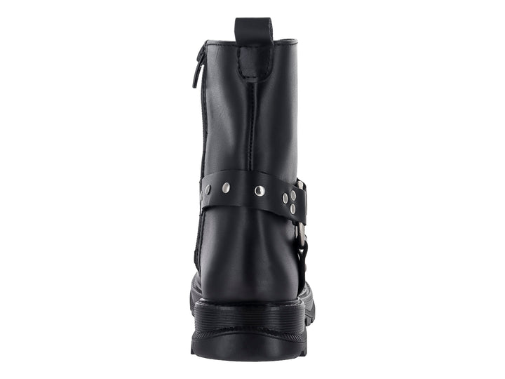 Bota negra de caña media con correa decorativa de aro metálico y estoperoles, suela gruesa.