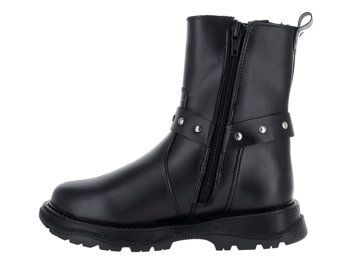Bota negra de caña media con correa decorativa de aro metálico y estoperoles, suela gruesa.