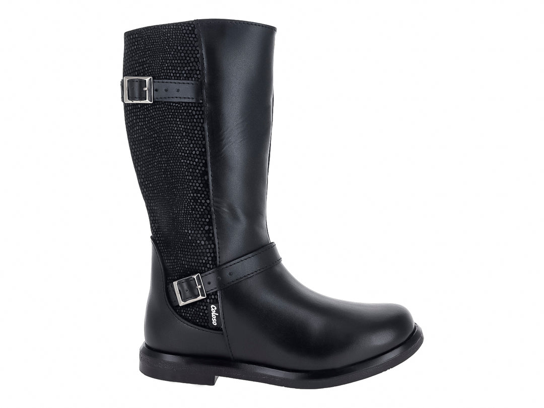 Bota Coloso color negro para mujer con detalles de hebillas plateadas y panel lateral texturizado.