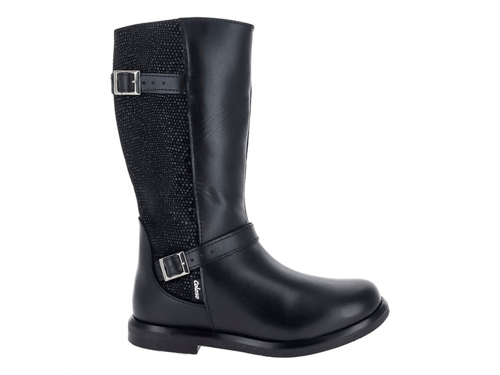 Bota Coloso color negro para mujer con detalles de hebillas plateadas y panel lateral texturizado.
