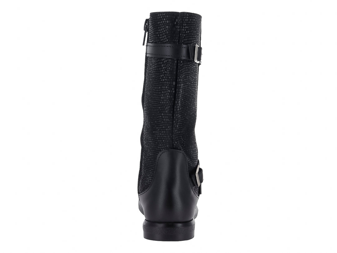 Bota Coloso color negro para mujer con detalles de hebillas plateadas y panel lateral texturizado.