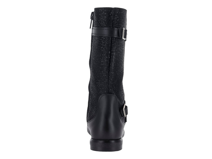 Bota Coloso color negro para mujer con detalles de hebillas plateadas y panel lateral texturizado.