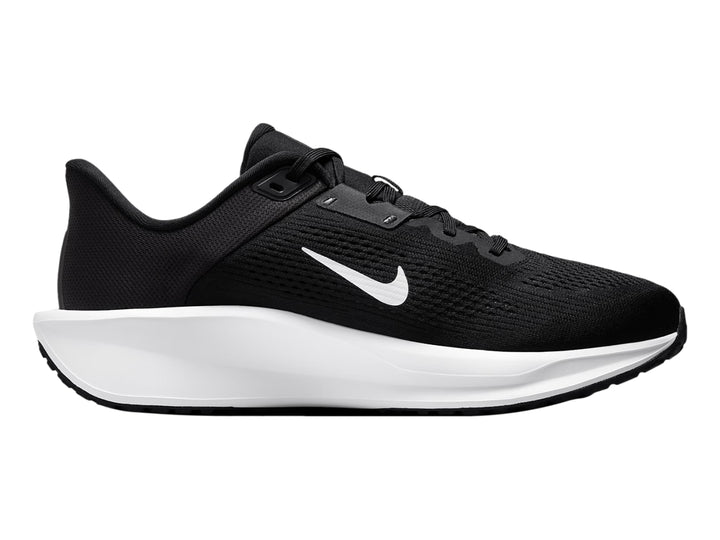 Tenis deportivos Nike Quest 6 color negro con suela blanca y logotipo lateral blanco.
