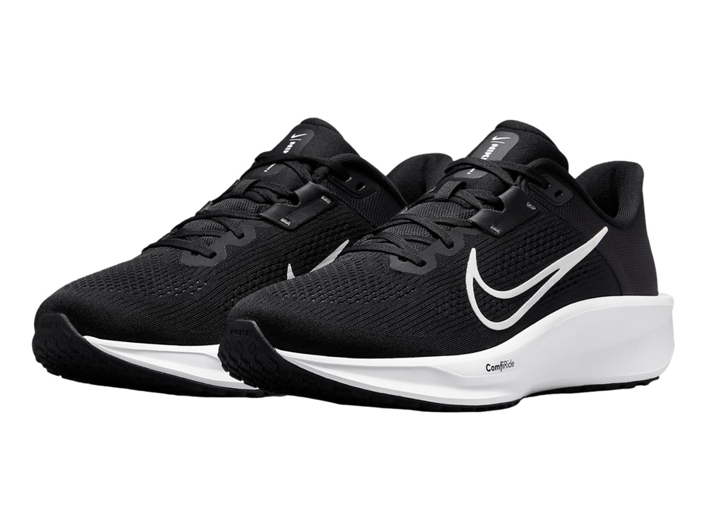 Tenis deportivos Nike Quest 6 color negro con suela blanca y logotipo lateral blanco.