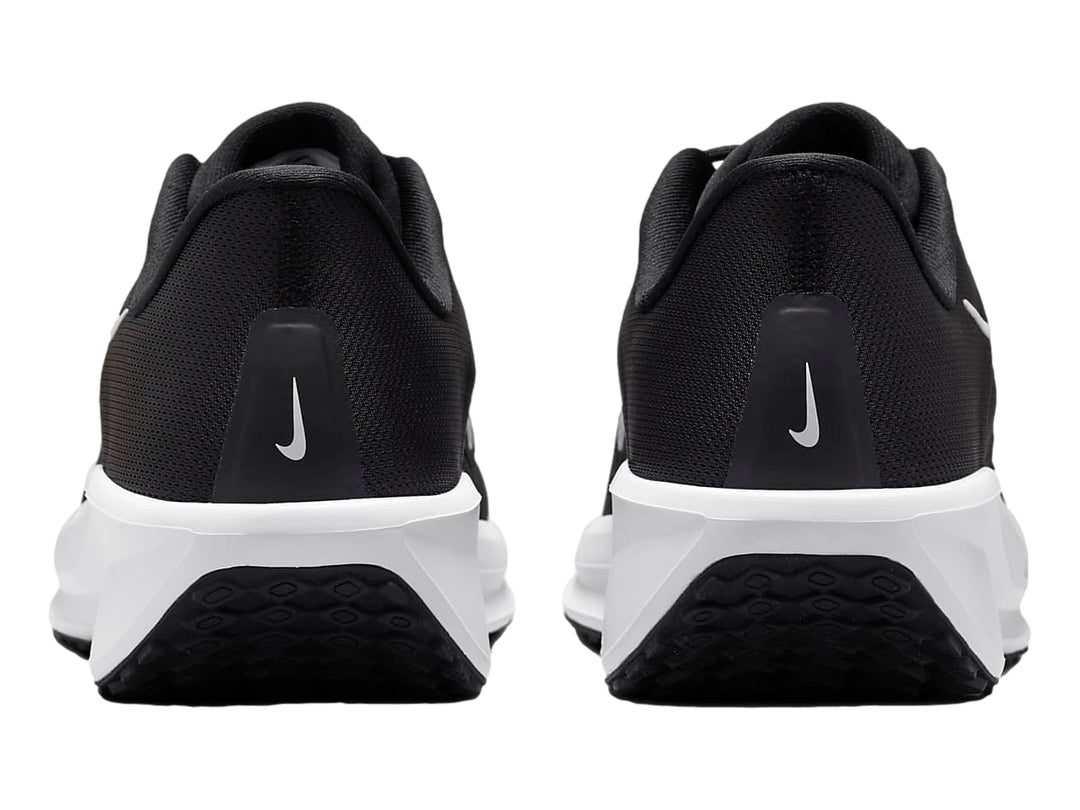 Tenis deportivos Nike Quest 6 color negro con suela blanca y logotipo lateral blanco.