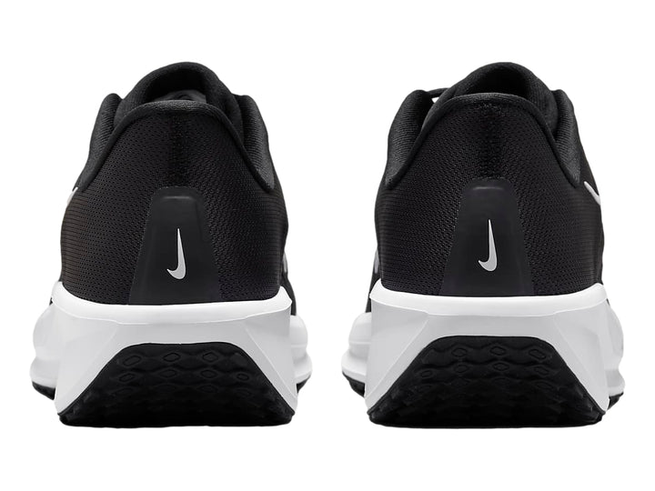 Tenis deportivos Nike Quest 6 color negro con suela blanca y logotipo lateral blanco.