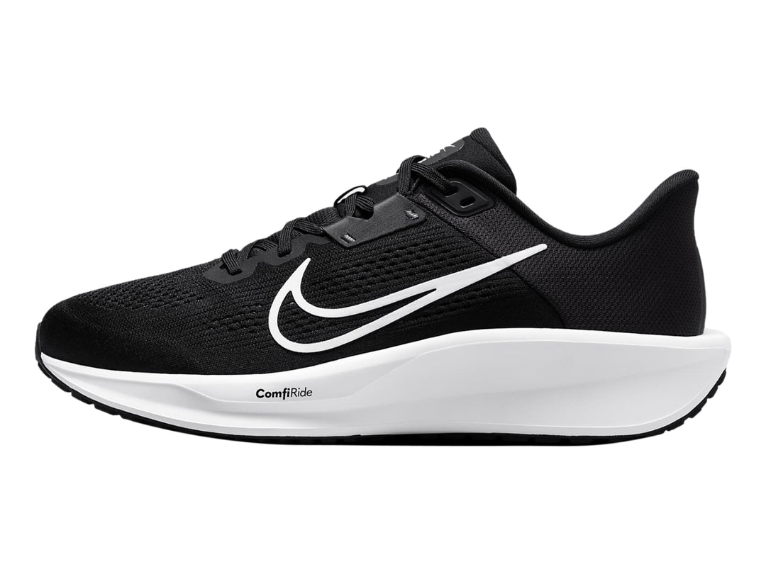 Tenis deportivos Nike Quest 6 color negro con suela blanca y logotipo lateral blanco.