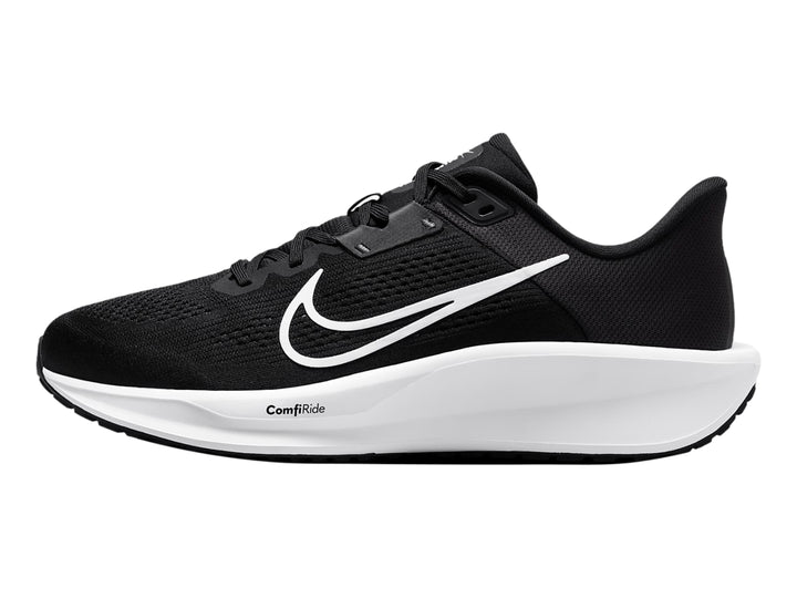 Tenis deportivos Nike Quest 6 color negro con suela blanca y logotipo lateral blanco.