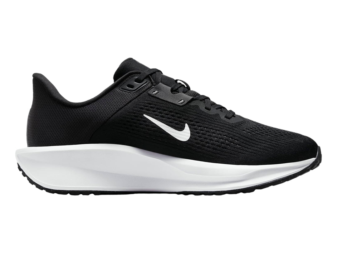 Tenis Nike Quest 6 para Mujer en color negro con suela blanca y logotipo blanco.